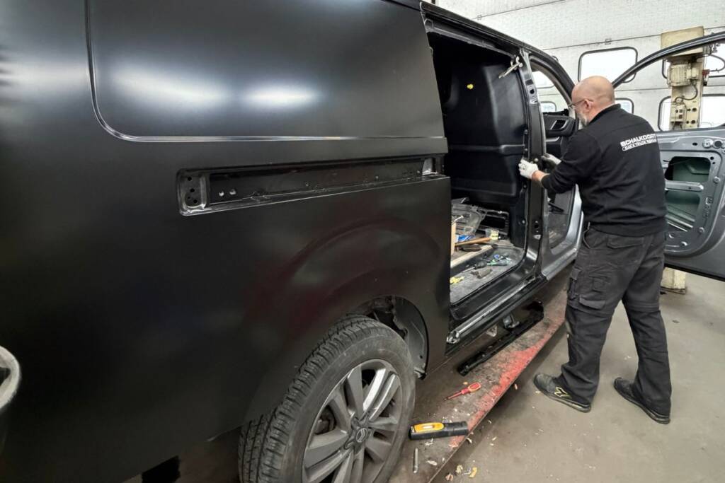 Schalkoort medewerker aan het plaatwerken bij een bedrijfsauto