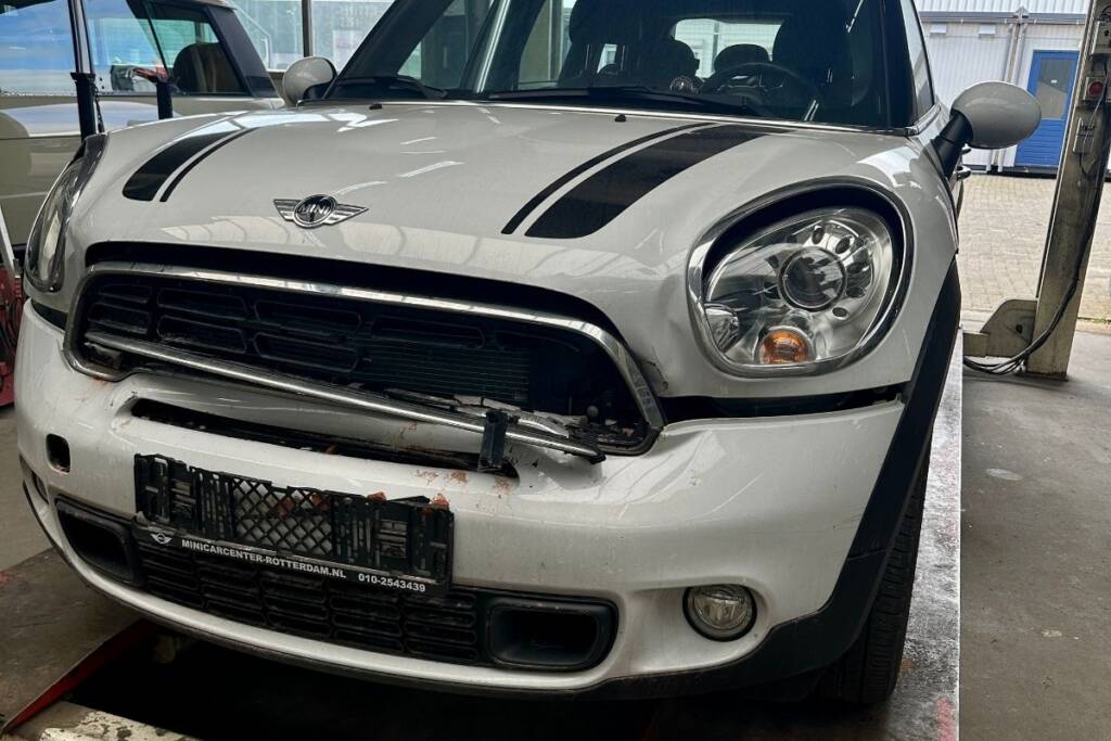 MINI met autoschade in de werkplaats van Schalkoort Car & Truck Repair, klaar voor professioneel schadeherstel.