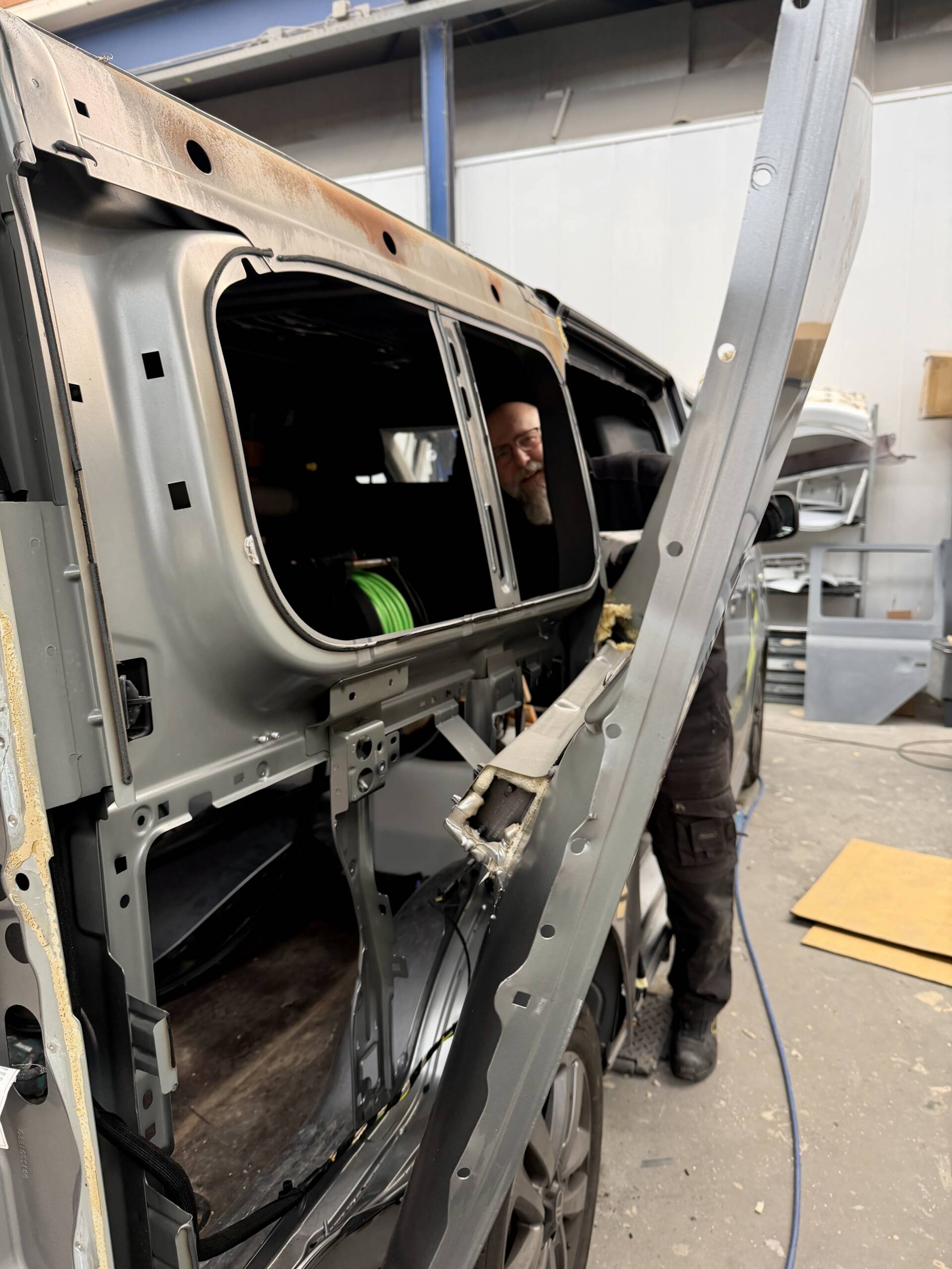 Erik herstelt schade aan een bedrijfswagen in de werkplaats van Schalkoort Car & Truck Repair.