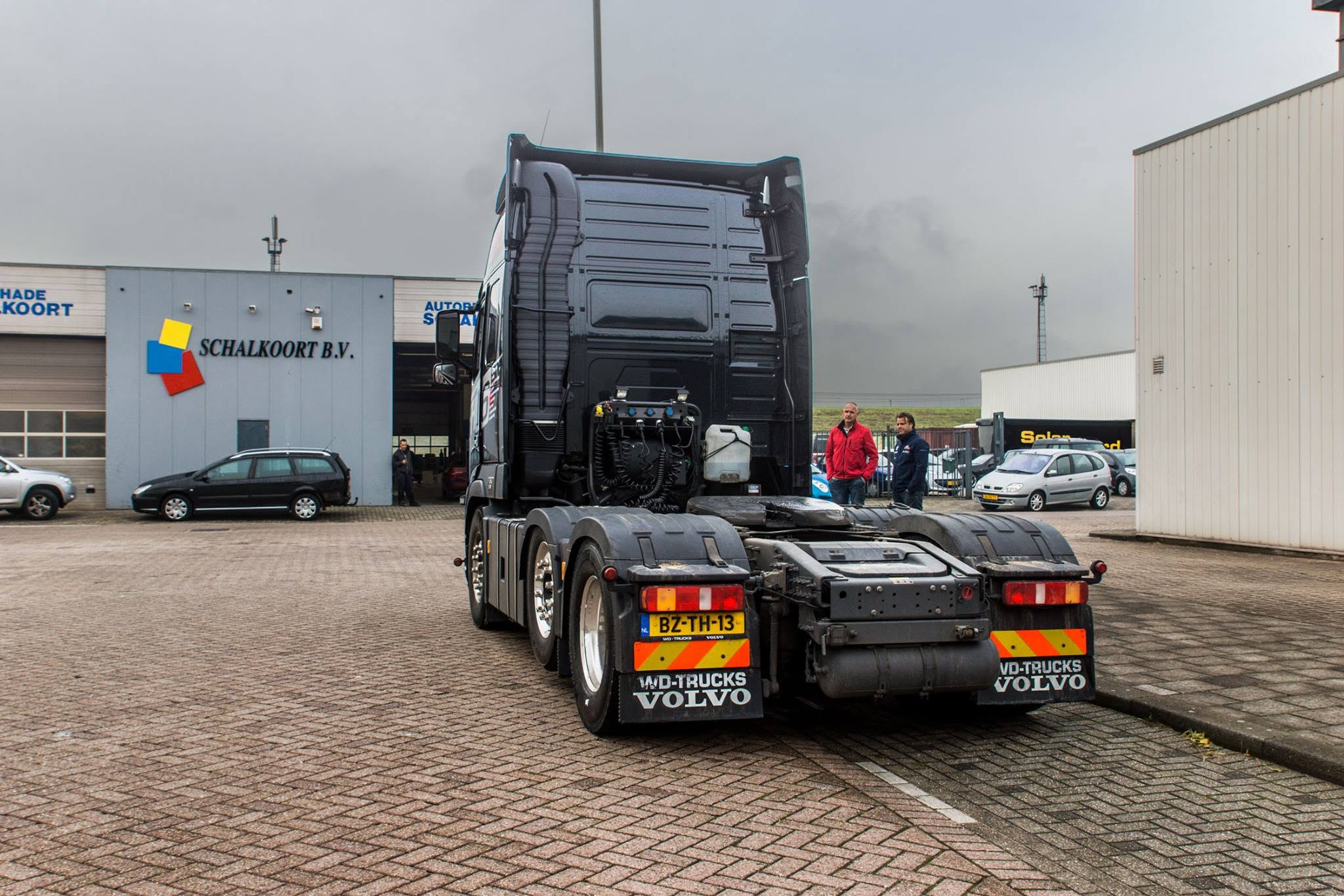Volvo vrachtwagen voor het pand van autobedrijf Schalkoort
